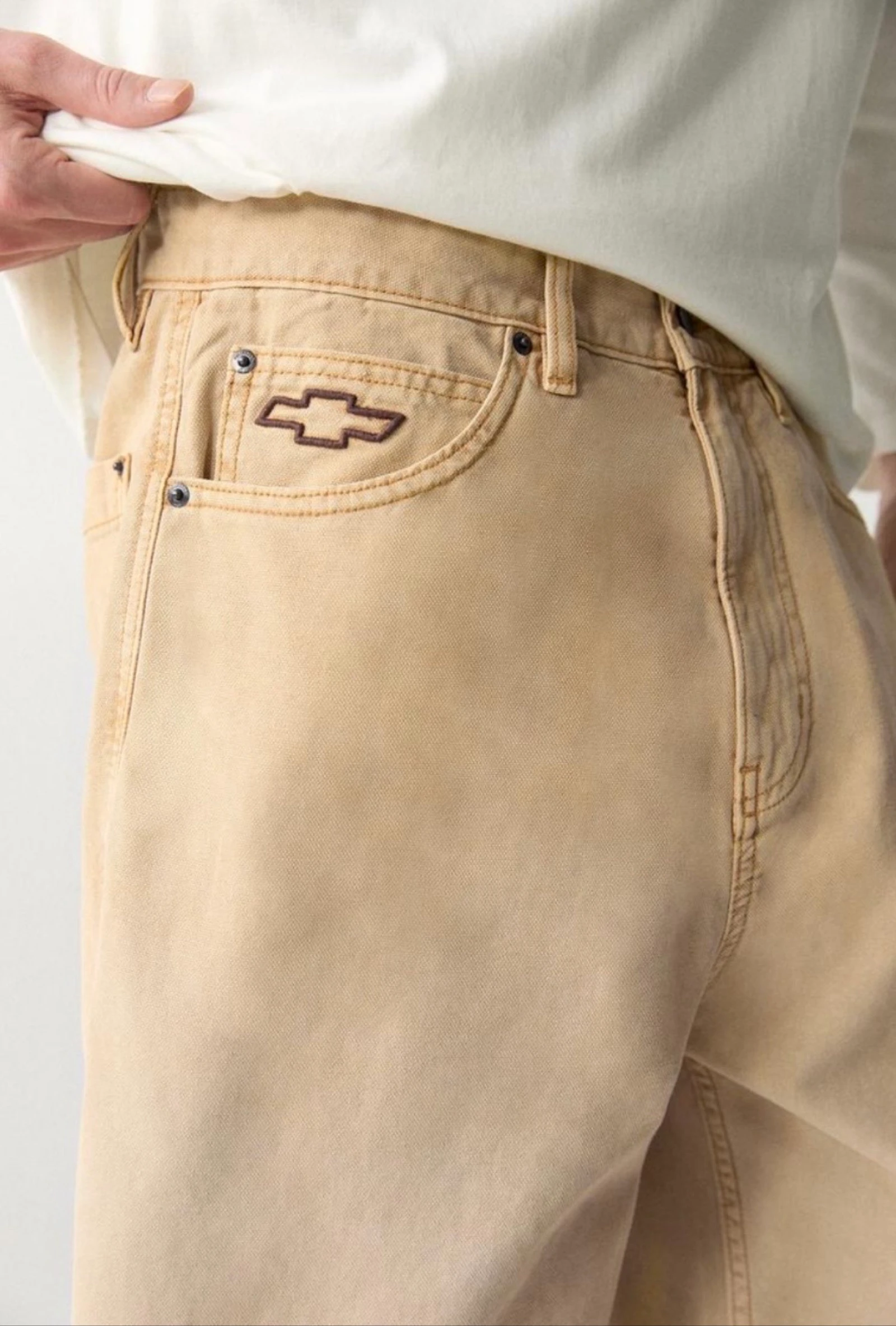 Beige broek met chevrolet borduurwerk – photo 2